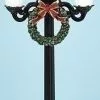 The Holiday Barn Old Fashioned Street Lamp With Christmas Wreath